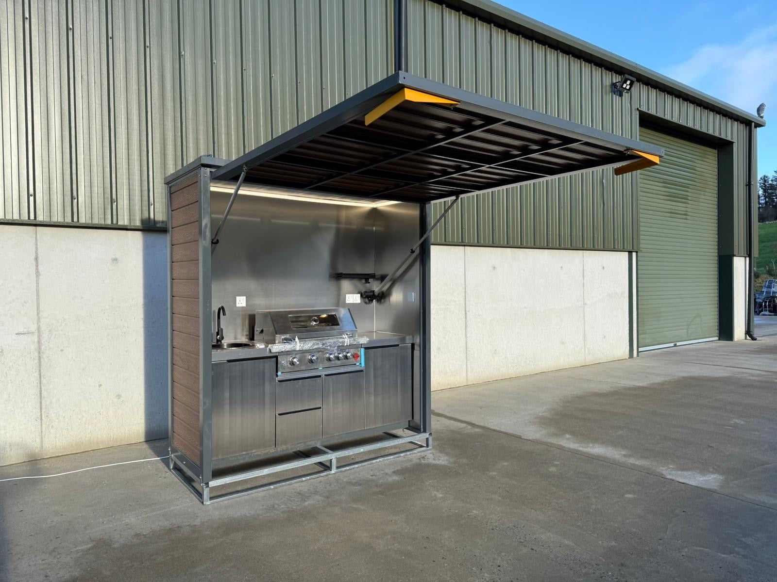 New Outdoor All Year Round Gas Barbecue Unit