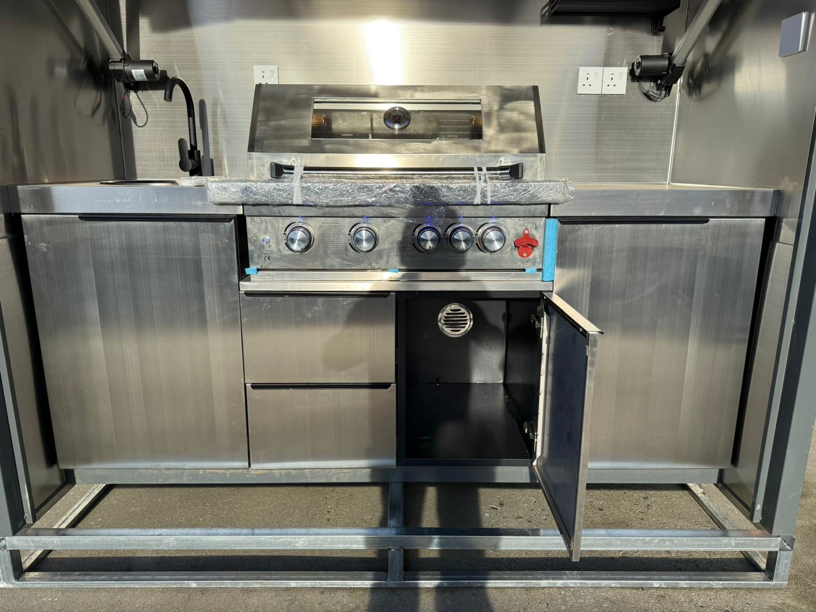 New Outdoor All Year Round Gas Barbecue Unit