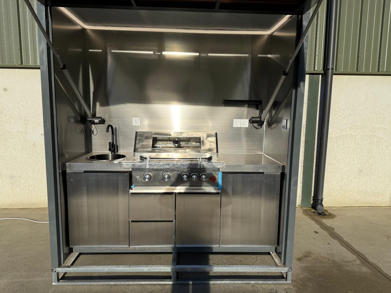New Outdoor All Year Round Gas Barbecue Unit