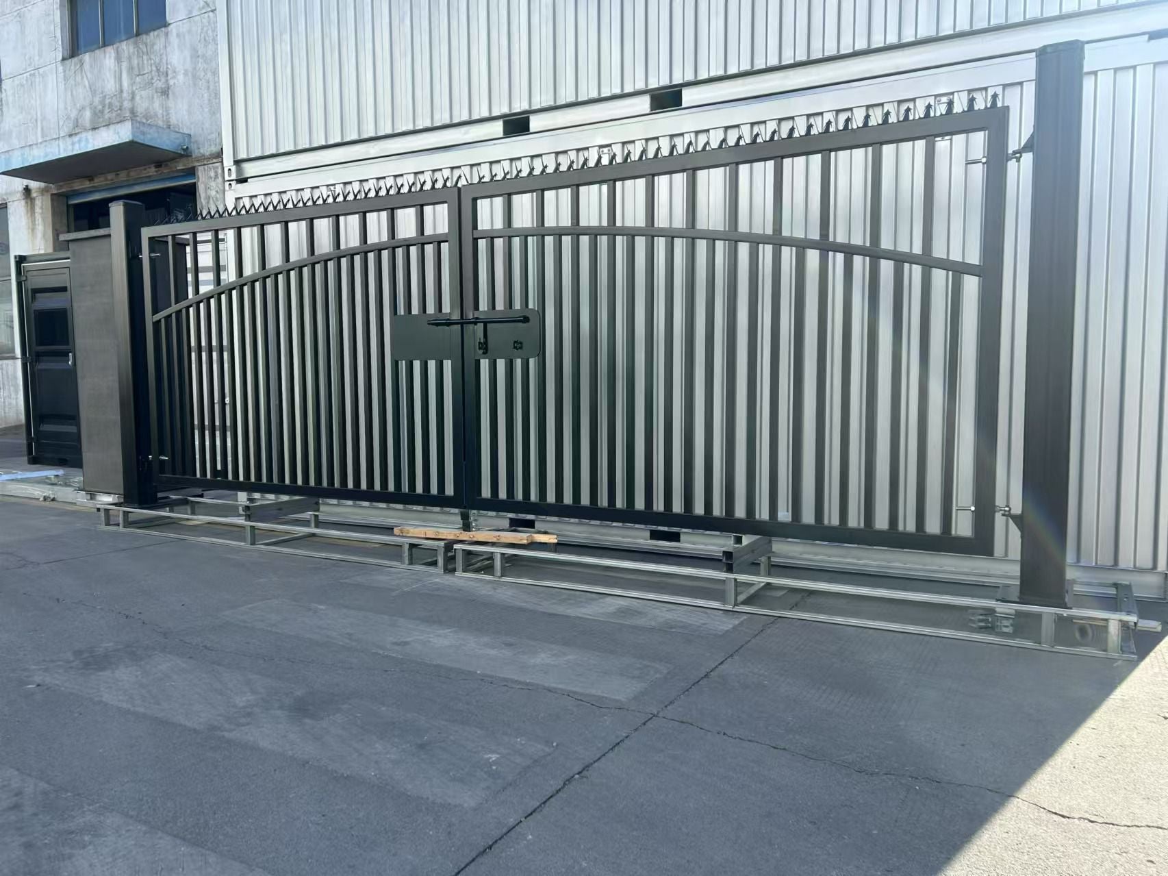 New 17ft Bi-Parting Gates with Posts