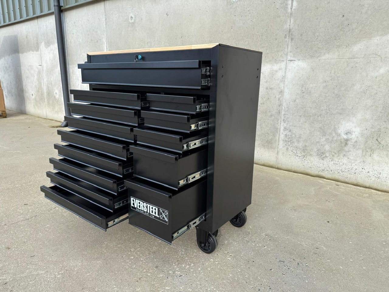 New Eversteel 14 Drawer Tool Cabinet on Castor Wheels